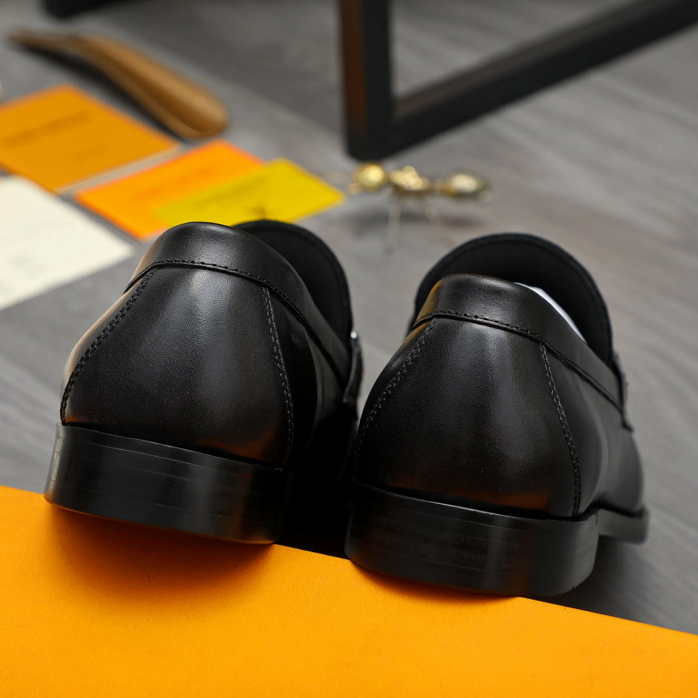 Men's shoes 💰p460 Product trademark: LV (Louis Vuitton) business slip-on leather shoes. Regular size: 38-45 (45 is custom-made and non-returnable) Product materials: Selected high-quality embossed cowhide upper, cowhide lining, original rubber outsole